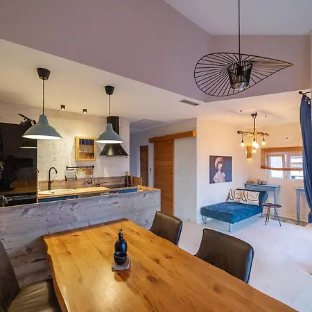 Designer Stone Amareta Apartment *